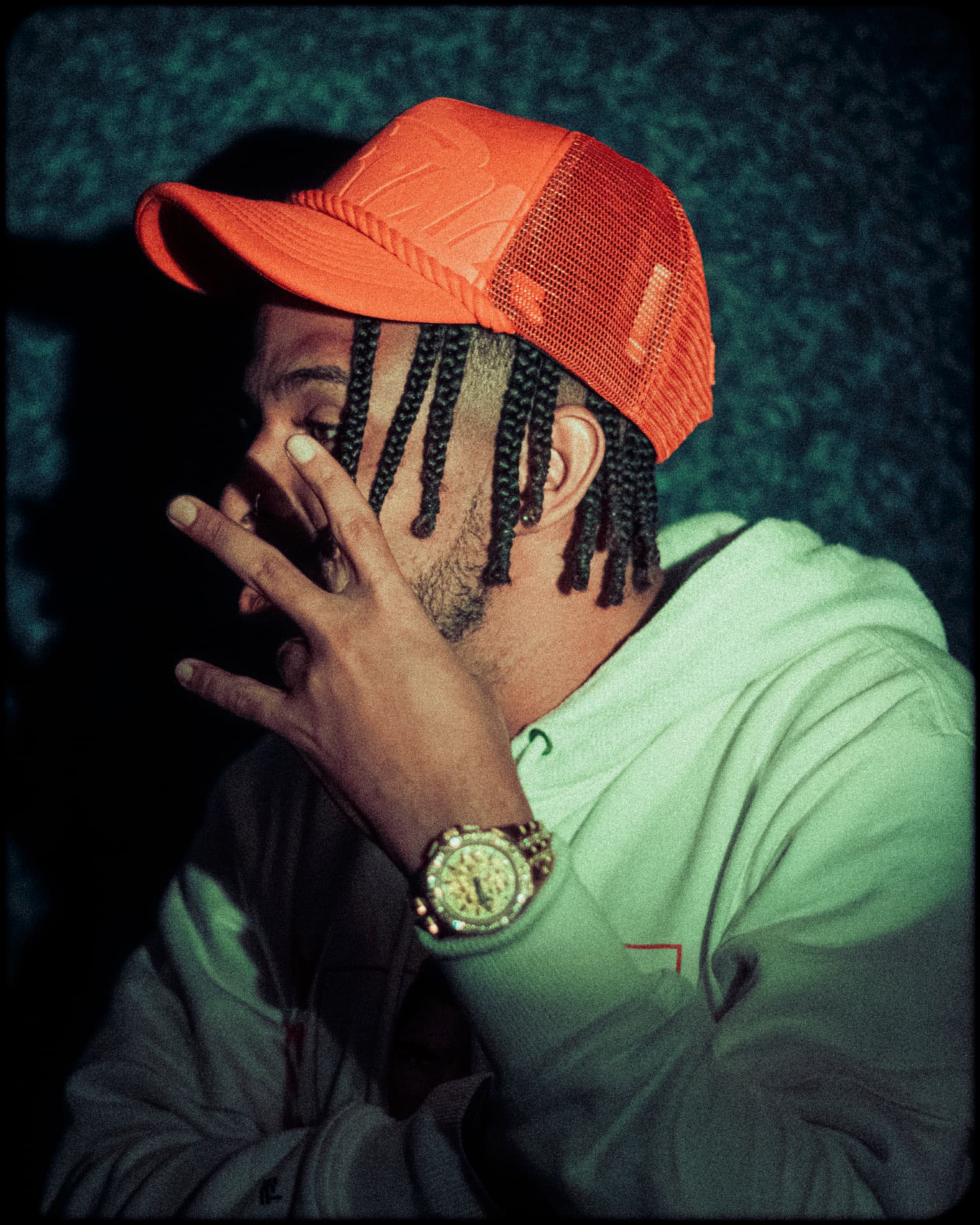 Retrato de perfil con gorra naranja