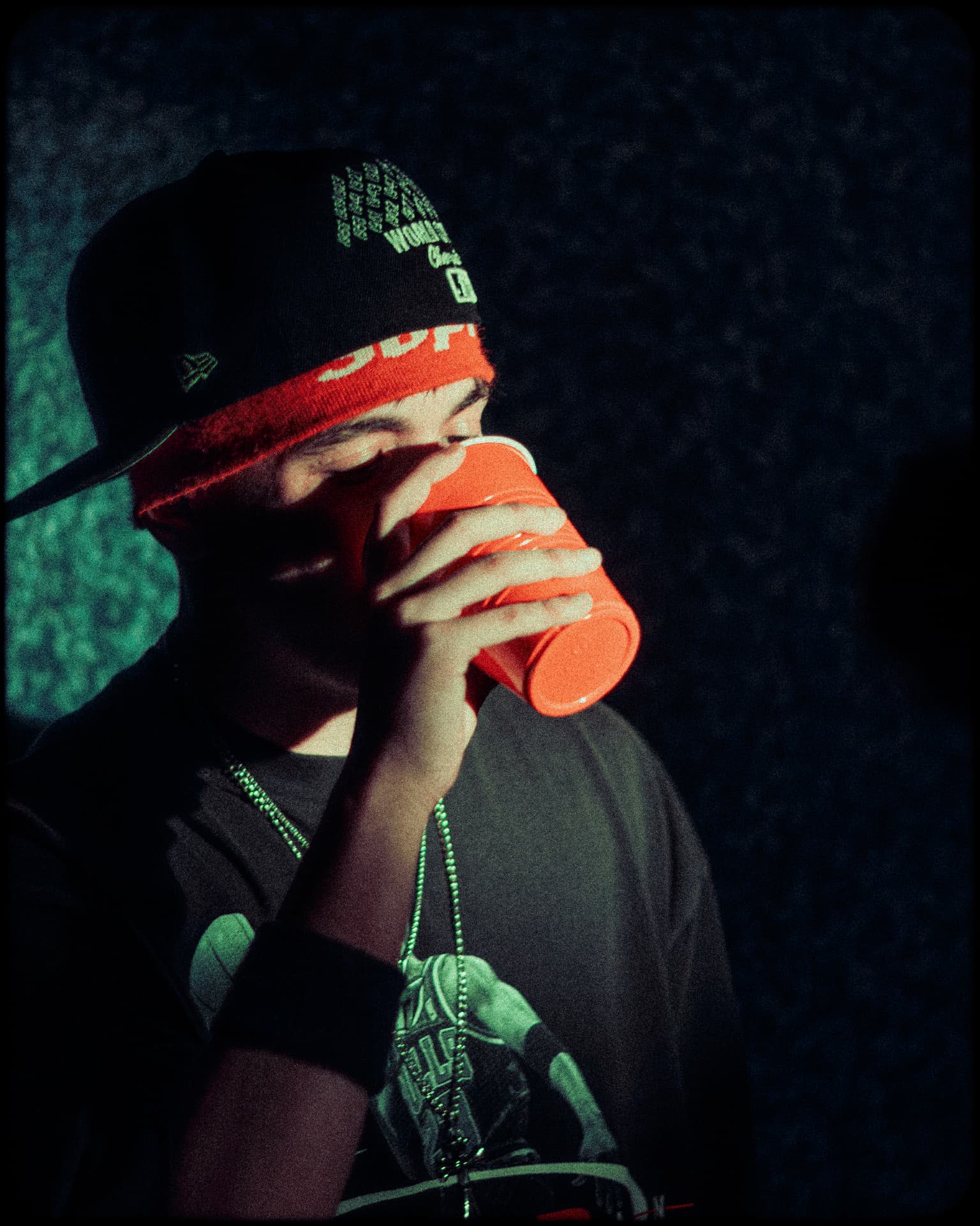 Retrato nocturno con vaso rojo y luz verde