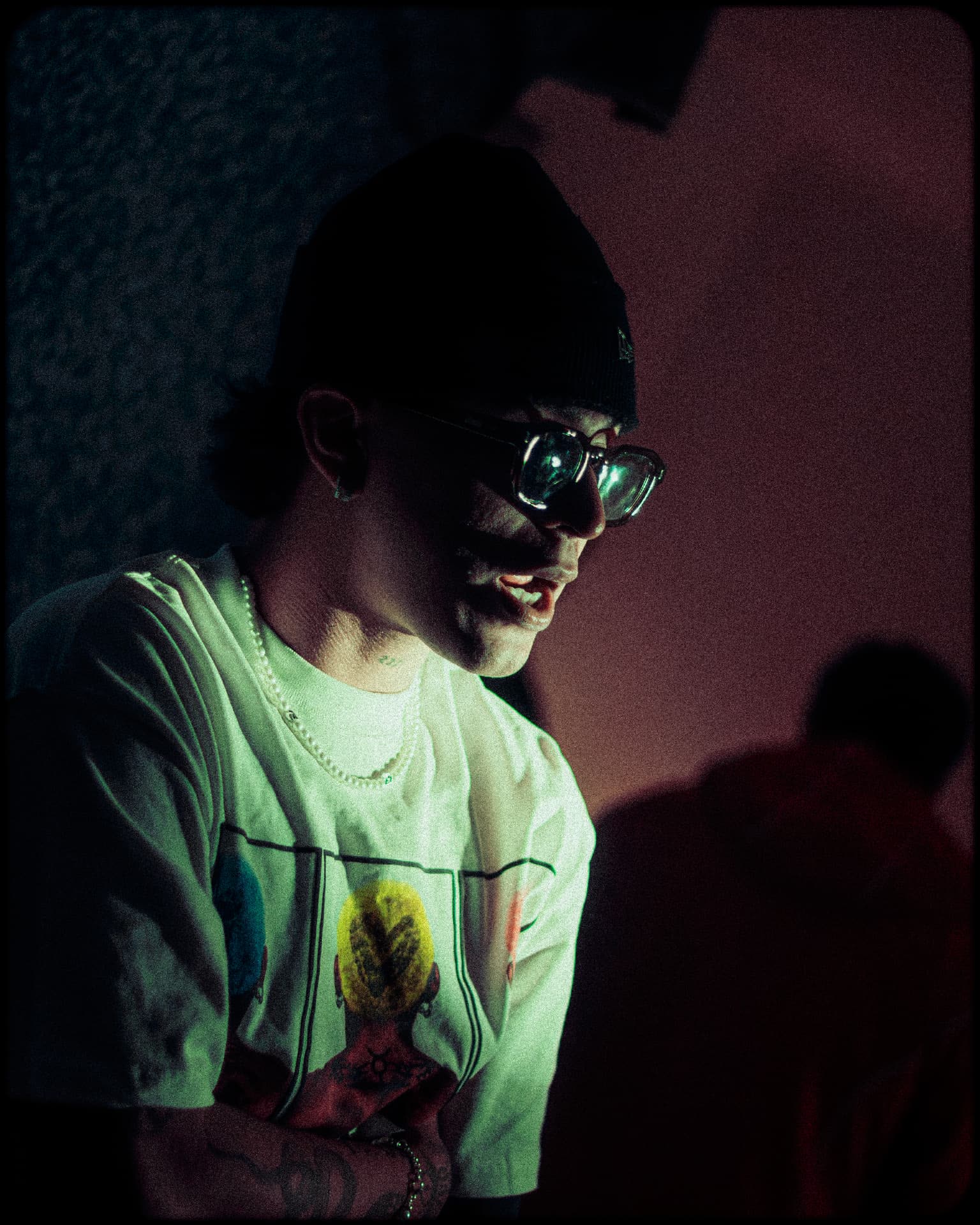 Retrato backstage con lentes y luz cálida