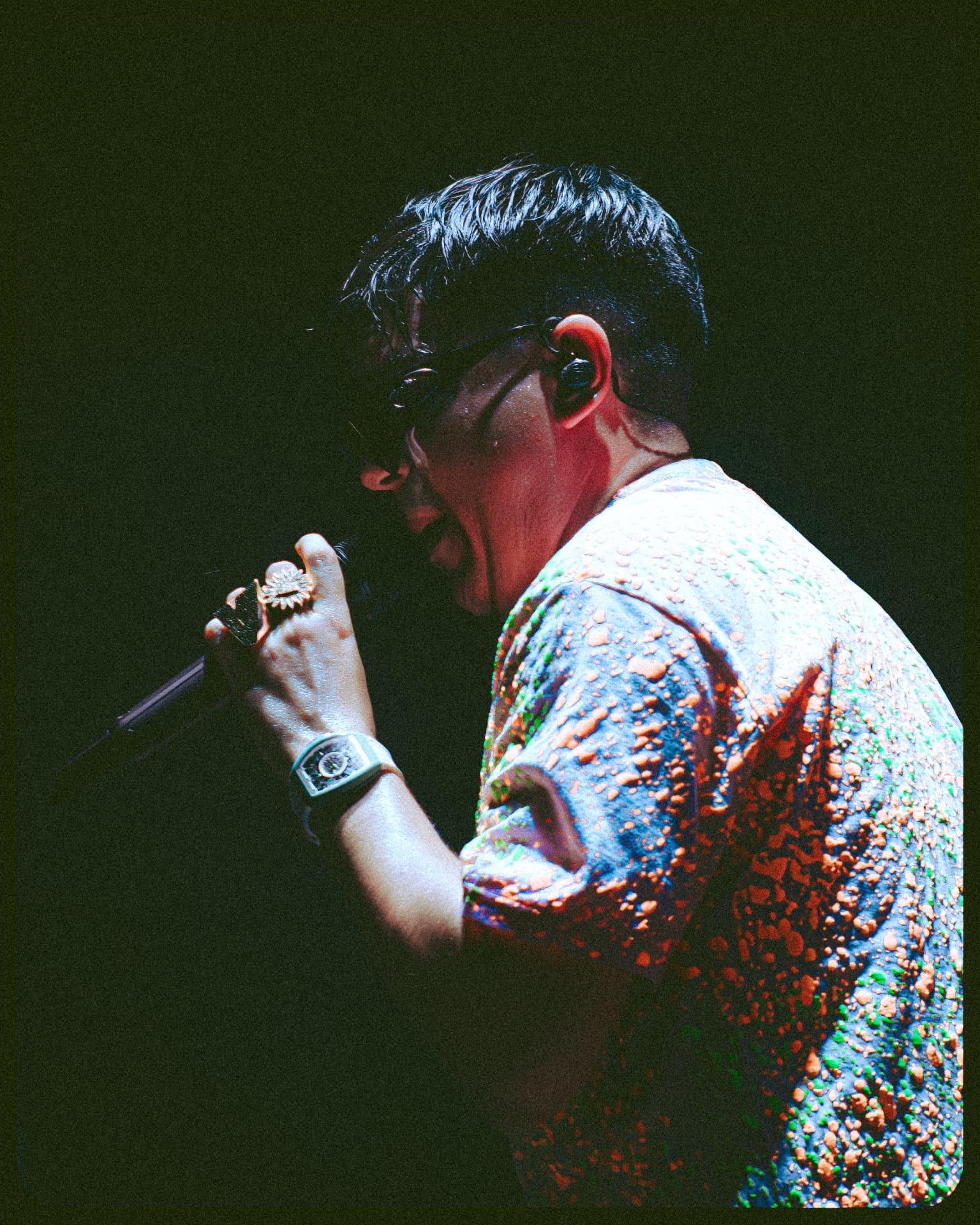 Artista cantando en vivo con luz roja