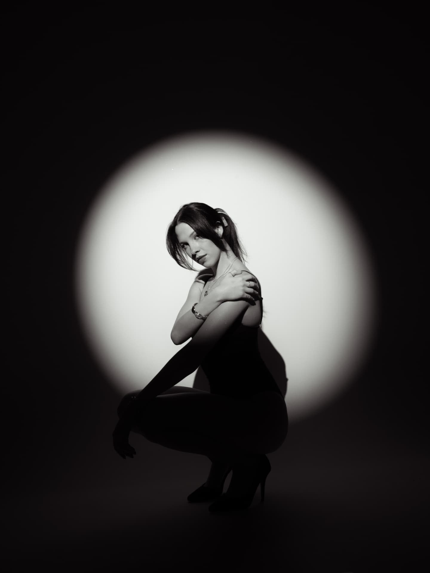 Retrato en blanco y negro con luz circular de estudio
